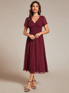 Robe d'invité de mariage mi-longue à col en V et manches à volants